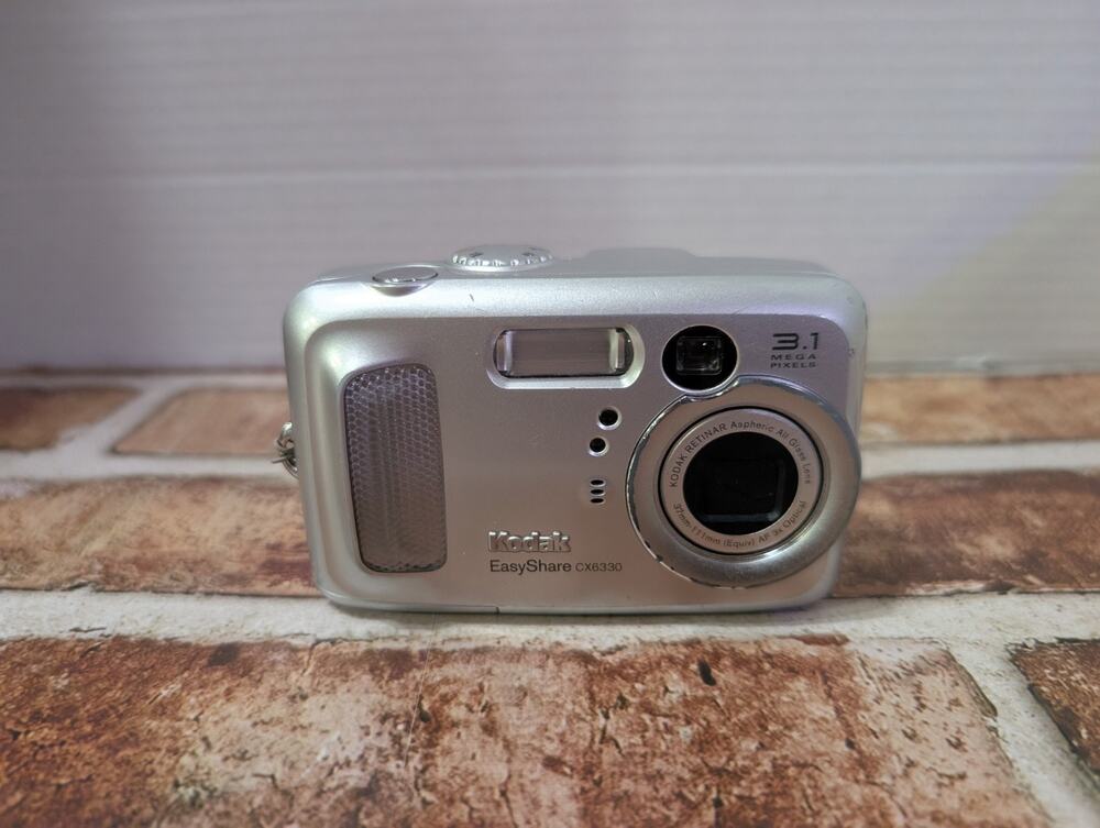 Kodak EasyShare CX6330 3.1MP Digital Camera - FOR PARTS - Does Not Power On
